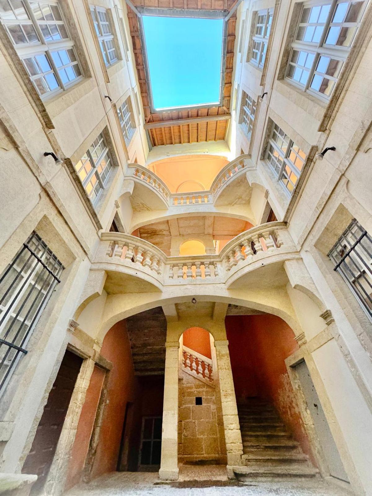 Au Coeur Du Centre Historique - Immeuble Classe - Terrasse - Climatise Ним Экстерьер фото